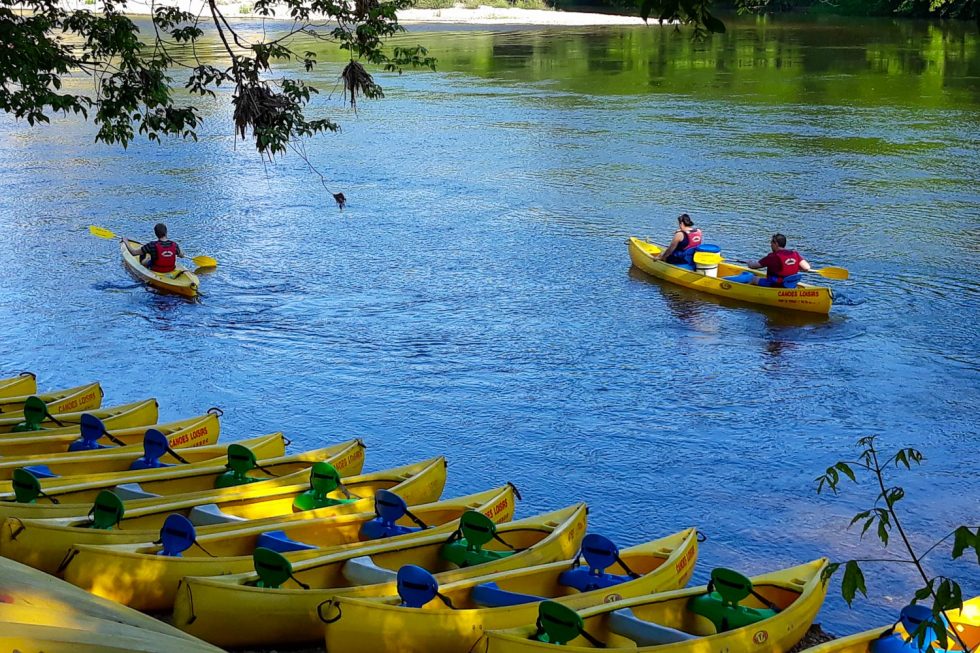Base de canoë au bord de la rivière Dordogne Canoës Loisirs