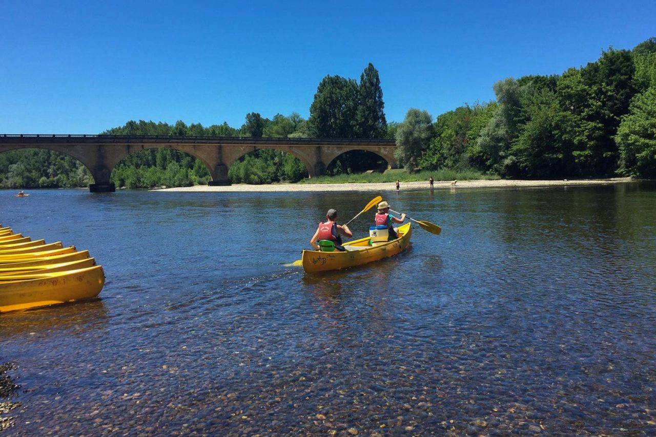 Base de canoë au bord de la rivière Dordogne Canoës Loisirs